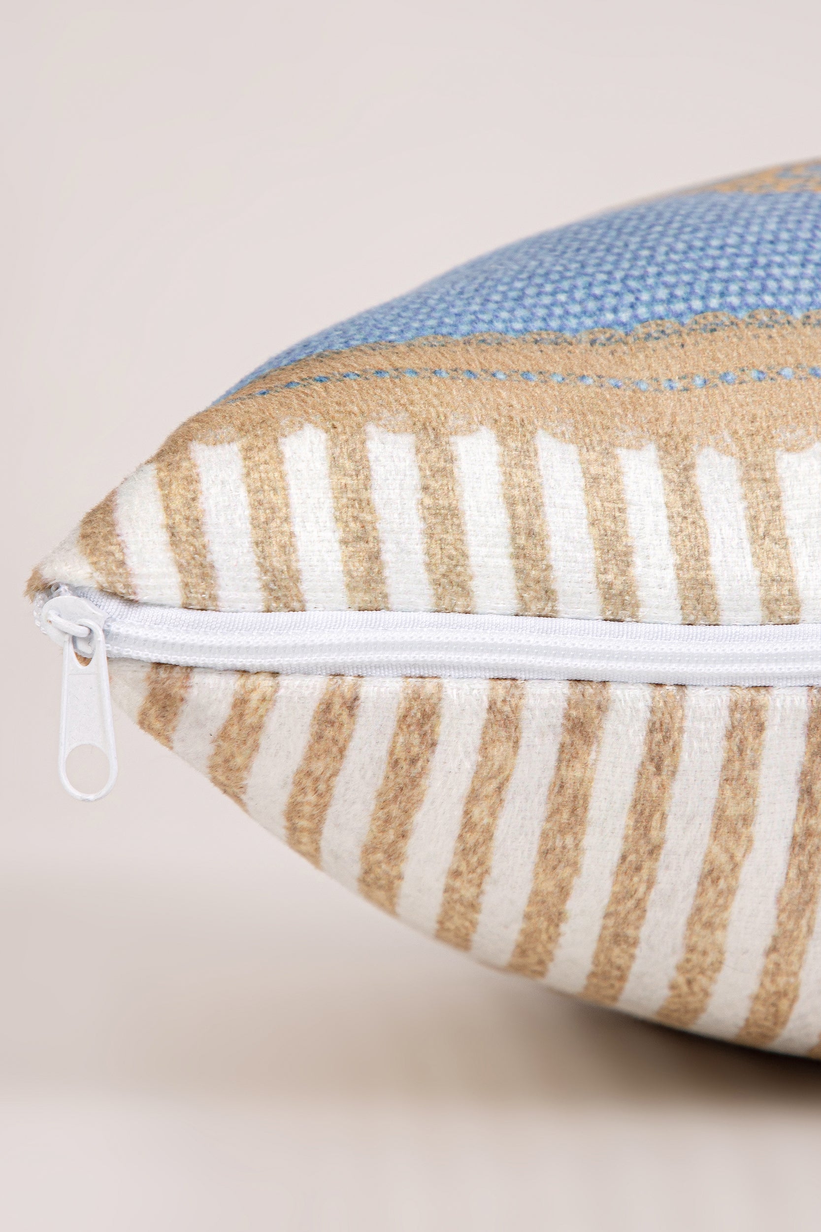 Grandma Bunny Kırlent Kılıfı